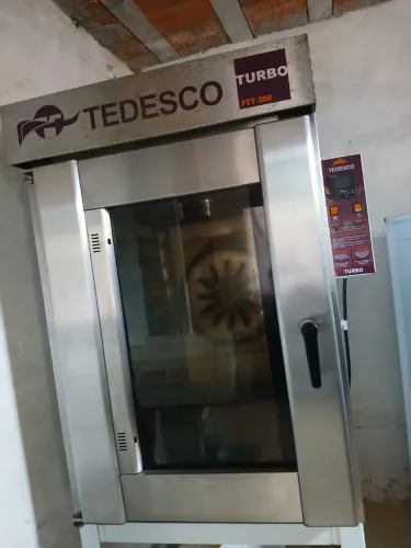 Forno de assar pão, prateleiras de mercearia e armários de guardar pães