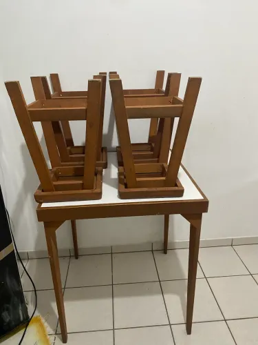 Mesa quadrada com 4 bancos