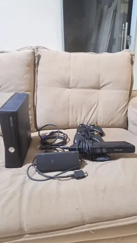 Xbox 360 Slim Semi-Novo