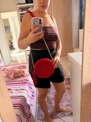 Bolsa redonda em crochê e detalhes dourados