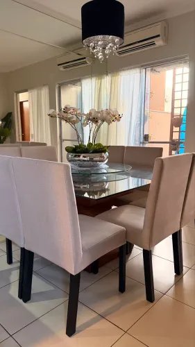 Mesa 8 lugares com cadeiras. Frete por conta do comprador
