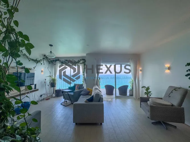 Apartamento reformado frente mar com varanda na Praia das Pitangueiras, Guaruja