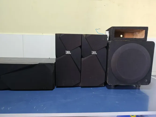 Caixas de som JBL, e um subwoofer amplificado.