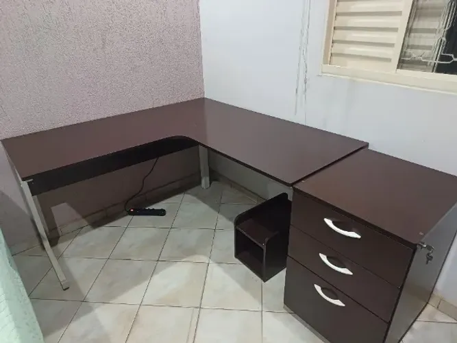 Mesa de escritório 1,40x1,40 com gaveteiro