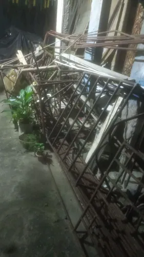 Vendo 51 varas de ferro de 1polegada e meia,e 5 gaiolas de ferro para alicesse prontas e