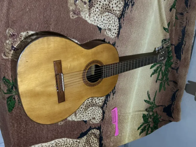 Violão de cordas de nylon.