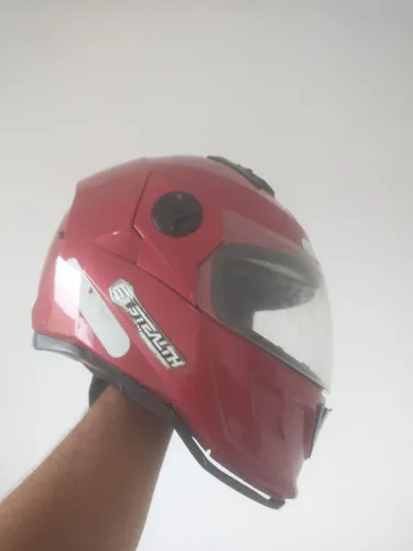 Três capacetes