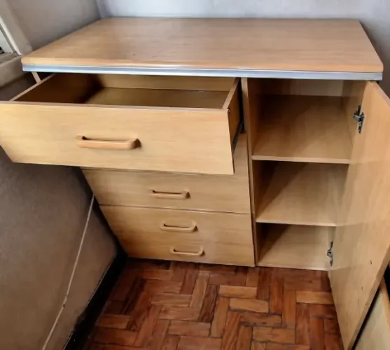Cômoda para Quarto com Gavetas e Porta Lateral
