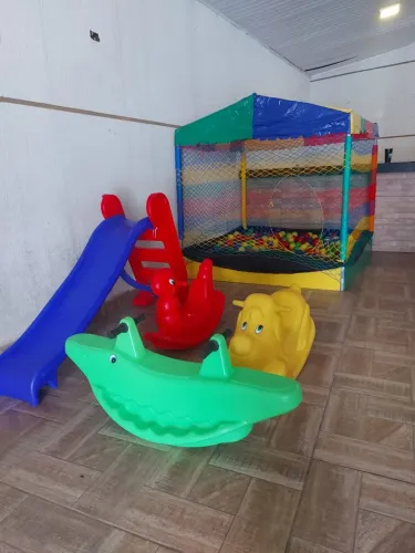 Cama elástica e piscina de bolinha!