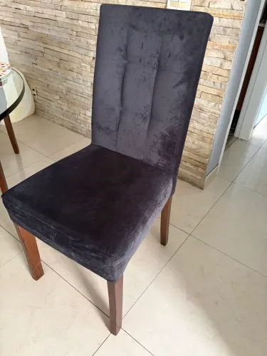 Cadeira de madeira preta 