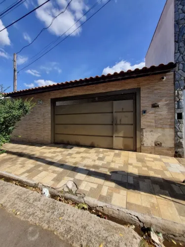 Casa Ampla (217m²) em Localização Privilegiada - Pronta para Morar ou Montar seu Negócio!
