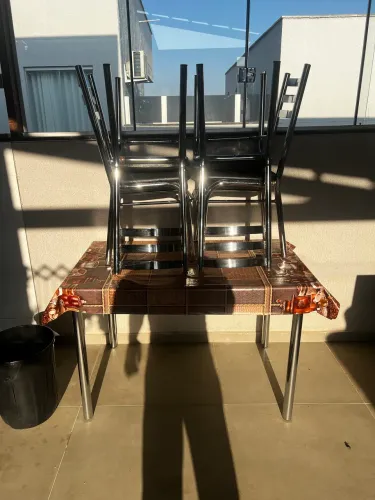 Mesa de Vidro com 4 cadeiras