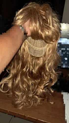 Peruca sintético loira cacheada com franja 