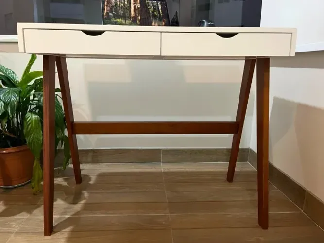 Escrivaninha Branca com Madeira e duas gavetas 90cm por 75cm por 45cm