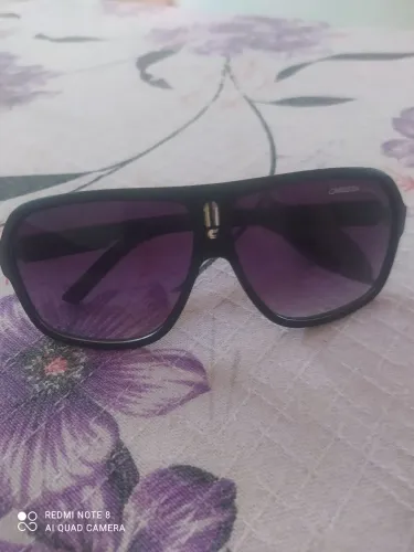 Vendo esse óculos unissex produto original marca Carreira top demais