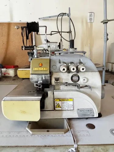 Máquina industrial de costura
