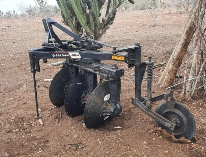 Arado Reversível Hidráulico 