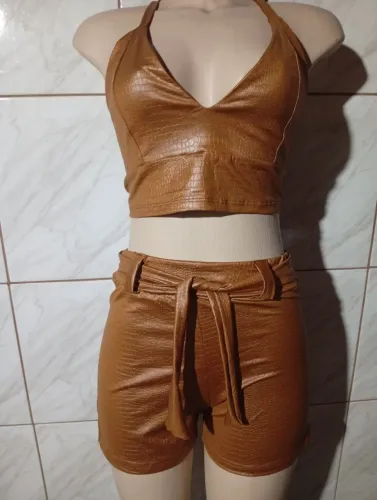 Conjunto cropped top e shorts