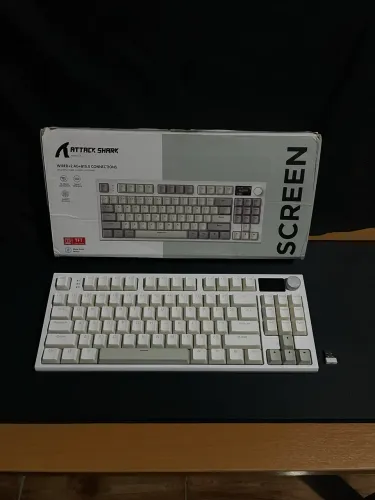 Attack Shark K86- Switches Akko V5 lubrificados+ Keycaps e switchs adicionais.