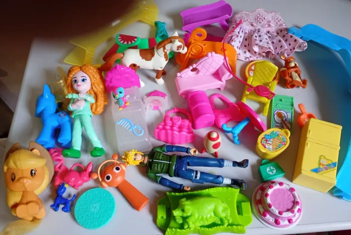 Lote aleatório de brinquedos incluindo peças reposição Polly