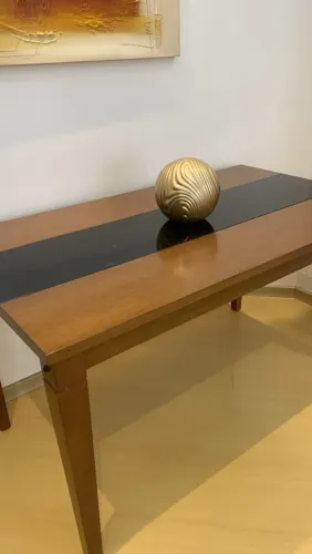 Mesa de madeira maciça para 4 pessoas