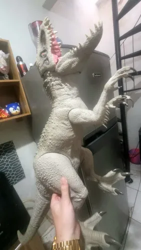 Dinossauro Indominus rex Colossal 