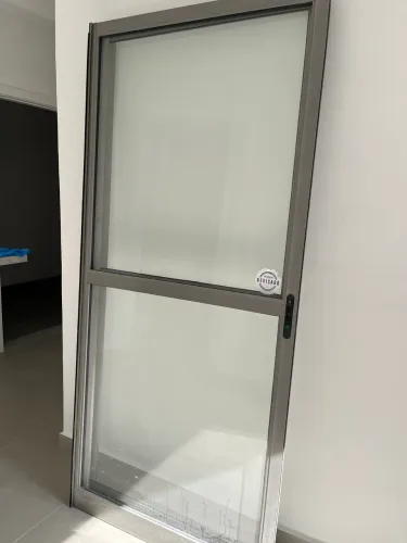 Vendo Porta de Vidro, área externa sacada!