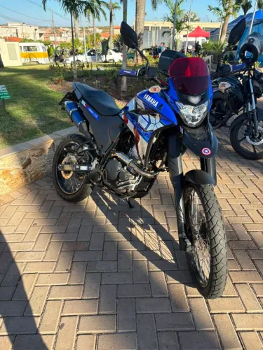 XTZ Lander 250 Capitão América edição limitada.