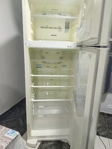 GELADEIRA ELETROLUX COM DEFEITO