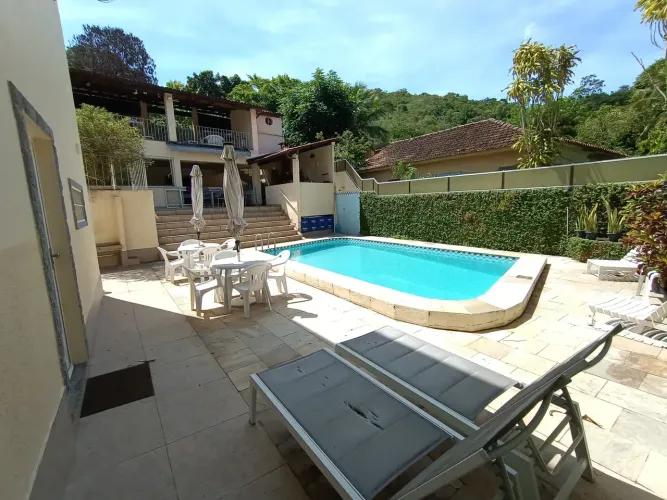 Casarão, amplo terreno, salão de jogos, espaço gourmet, academia, horta, jardins.
