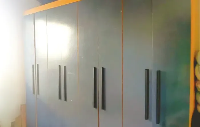 VENDE-SE ESSE GUARDA ROUPA 6 PORTAS (BEM GRANDE)