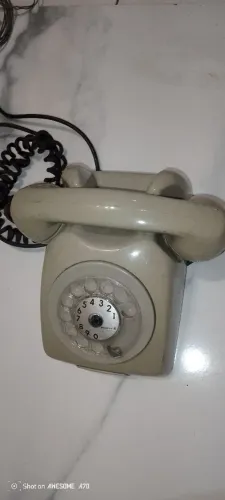 Aparelho de telefone antigo cinza claro em perfeito estado 