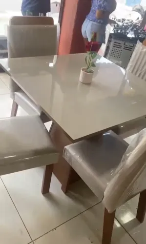 Mesa nova no plástico