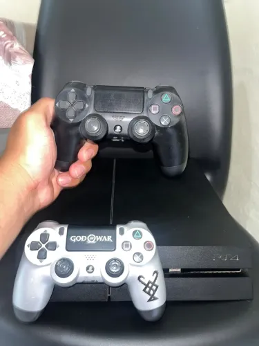 Ps4 com 2 controles e alguns jogos 