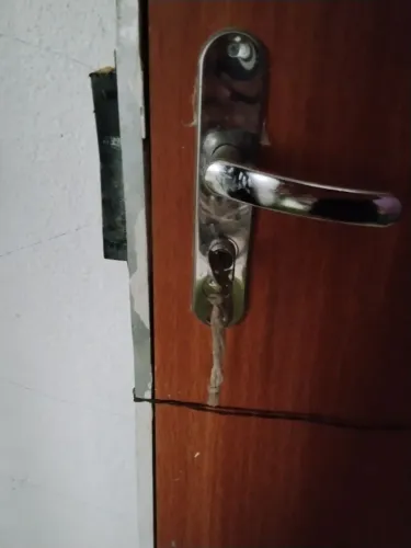 Porta de quarto, aberta a esquerda com marco