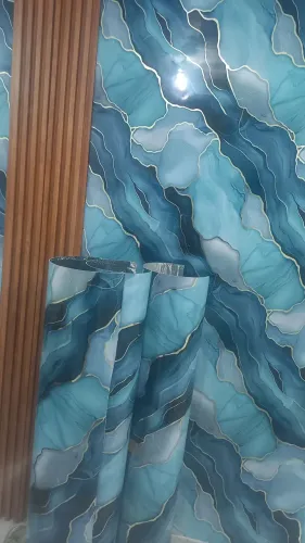 Painel ripado + papel de parede marmorizado 