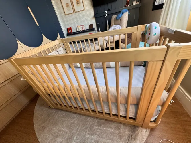 Berço Evolutivo Quater 3x1, completo com colchão, lençol e proteções.