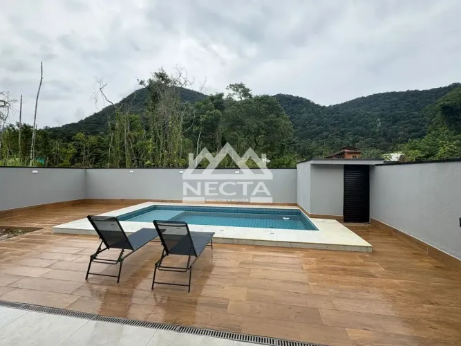 Casa térrea à venda no Mar Verde com 3 suítes, piscina e a 800m da Praia da Mococa  Caragu