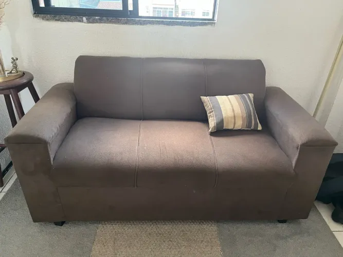 Sofá marrom , três lugares ..