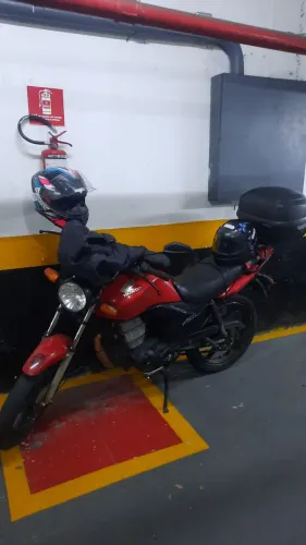 Vendo moto fan125ks com roda de liga leve pneu traseiro novo com baú motor bom