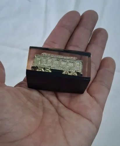 Miniatura dourada de um vagao de trem San Francisco 