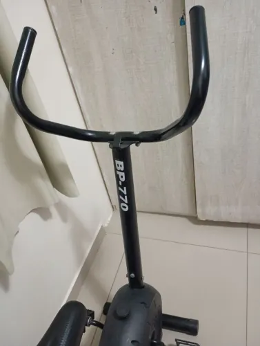 Vendo uma bicicleta para exercícios em perfeito estado.