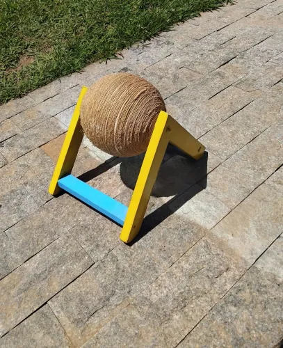 Brinquedo arranhador giratório pra gatos
