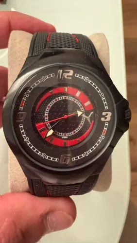 relógio Puma (esportivo), preto com detalhes em vermelho, pulseira de borracha texturizada