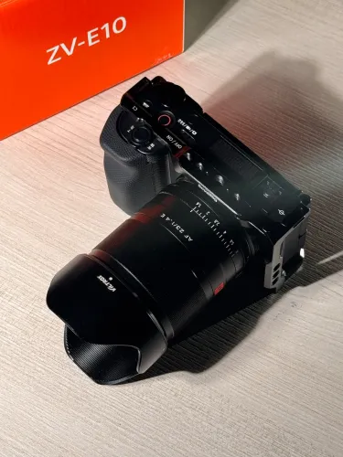 Câmera Sony ZV-e10 IMPECÁVEL + Lente 23mm 1.4 + Cage SmallRig