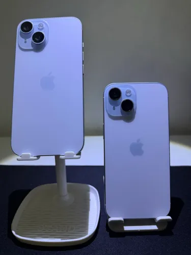 2 iPhones 15 azul impecáveis