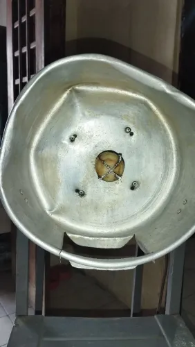 Máquina de ralar coco com pé 