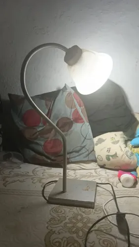 Abajur de mesa com cúpula em vidro estilo Murano e base de ferro