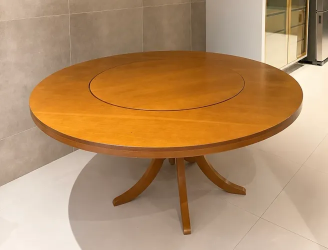 Mesa com centro giratório