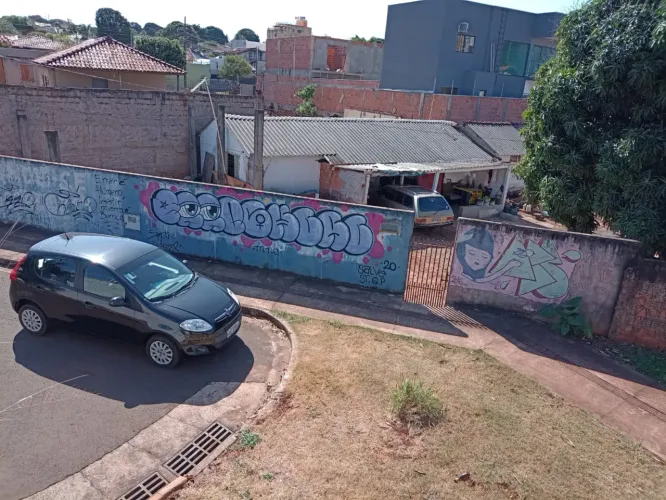Lote/Terreno próximo a Orla Morena com duas casas